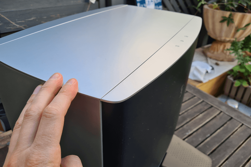 Die Wischstation des Ecovacs Deebot X1 Turbo wird mit den Fingern angefasst